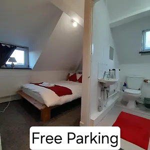 Entire Victoria Park With Free Street Parking Bus 17 And 18 Direct To Centre, Fast Free Wi-fi Cardiff